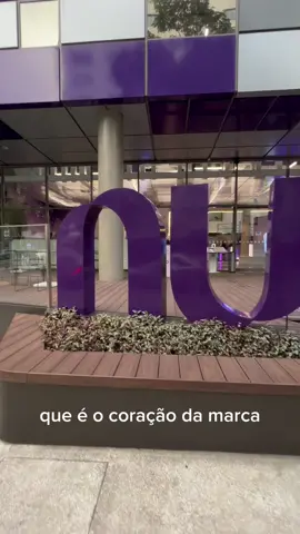 Que case de branding meus amigos 💜  A sede do @nubank é um reflexo físico da marca, o branding ( posicionamento e identidade) da empresa já  começou contraintuitivo, com a criação de um cartão de crédito roxo, que se destacava no mercado tradicionalmente dominado pelos bancos convencionais. A cor roxa foi escolhida para transmitir uma imagem de inovação, modernidade e irreverência, que diferenciava a empresa das instituições financeiras tradicionais ( em paralelo a um produto, serviço e cultura,  também disruptivos) Além da cor, o Nubank também desenvolveu uma identidade de marca forte e coesa. Sua comunicação é direta, simples, transparente e amigável, buscando estabelecer uma conexão emocional com os clientes. O objetivo é transmitir a ideia de que o Nubank está ao lado dos seus clientes, simplificando a experiência financeira e oferecendo soluções que realmente atendam às suas necessidades. #branding #nubank #experienciadocliente 