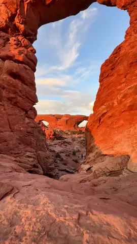 #arches #archesnationalpark #turretarch #windowarch #archwindows #archessunset #archesnationalparkutah #archesnationalparkhikes #archesnationalparkmoab #nationalpark #nationalparks #moabutah #moabutahcheck #nationalparksusa #wannaseesomethingcrazy #naturejustgetsmesohard 