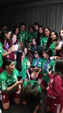 Esto es ser Campeonas de Concacaf. 😎✨📸📱  #MiSeleccionMX #Mexico #Champions #WomensFootball #TikTokDeportes 