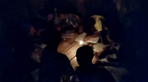 #Daerah terisolir Anak sekolah Rela belajar dengan menggunakan lampu pelita karena belom terjangkau nya akses jalan raya dan listrik negara di desa Nila kecamatan Ndona kabupaten Ende  #Nila juga bagian dari NKRI kami bukan anak Tiri nya Ibu Pertiwi kami Butuh kesetaraan akses pembangunan terutama jalan raya dan listrik Negara