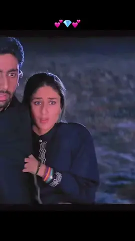 Raat ki hatheli par chaand jagmagaata hai...#Love #bollywoodsong #hindisong #hearttouching #kareenakapoor #abhishikbatchan #fypシ゚viral #fypage #fypシ #fyp #fy #fypシ゚viral #oldisgold #❤️ #❤️‍🔥 #💞 #💝 