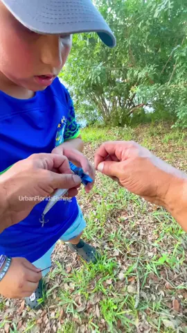 I ran into a group of my followers who recognized me while I was fishing. One of them asked me to teach him how to tie a uni knot. Unfortunately, its difficult to see the line as he was using dark green braid, but now he knows how to tie the uni knot💪🤜🤛 #urbanfloridafishing #fishingvideos #fishinghowto #fishingtutorial #howtotieauniknot #fishingknots #bassfishing #pondsfishing #southfloridafishing 