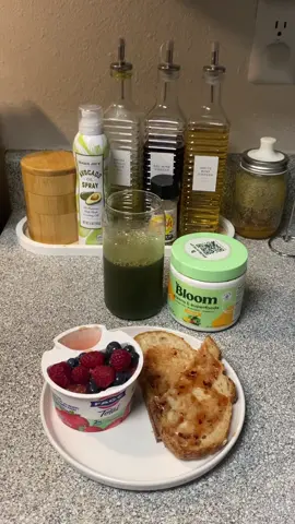 Pre-workout snack ✨ Started with my pre-workout w/ creatine + L-glutamine to get my energy back up from the weekend 😮‍💨 Toasted sourdough bread with honey butter and pepper jam *chefs kiss on the combo* & strawberry Fage yogurt with blueberries & raspberries.  Let’s not forget @bloomsupps mango flavored greens and superfoods! I’m thinking about checking out the sour punch pre-workout 🤔  #fy #fypシ #explorepage✨ #preworkout #preworkoutsnack #creatine #glutamine #sourdoughbread #protein #motivation #inspiration 