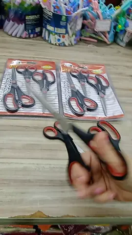 Kit com 3 tesouras tá de 12 reais atacado é 8.20. #lojachaubolsa #tesouras #tesoura #cortar #sucessonotiktok #costureira #vendedoramomou #sucesso #revendedores #distribuidora #garanhunstiktok #caruarupe 