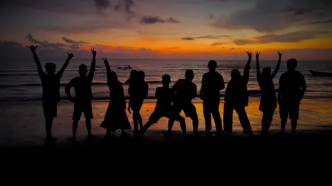 Recreate foto 11 tahun lalu 🥹✨#beachvibes #BestFriends #batakanbeach #sunset 