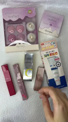 I bought a few korean makeup and skincare products that I really wanted to try🥳 these pallets look so cute!💜 I can’t wait to use them🧚🏻‍♀️ I love korean skin care and makeup products. Are there any Korean brands that you like and recommend??🤗 #koreanmakeup #koreanskincare #dasique #roundlab #asmr #unboxing #asmrunboxing #peripera reklam değil kendim aldım🤷🏻‍♀️