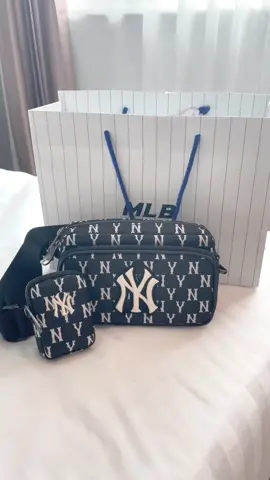 Mlb monogram mini crossbag new york yankees! tipe tas yg kecil tapi muat banyakk! bisa di abuse kalo travelling hehe🖤 #unboxing #bagunboxing #mlbkorea #mlbmonogram #shoppinghaul 