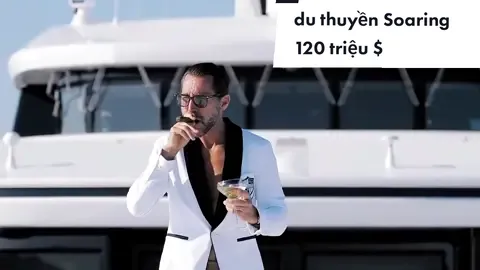 Nếu bạn được thưởng 1 kỳ nghỉ hè cùng siêu du thuyền Soaring trị gía 120 triệu $ thì bạn sẽ có cảm giác thế nào nhỉ? Được đặt tên theo cách bay của đại bàng, Soaring được xây dựng bằng thép và nhôm bởi công ty Abeking & Rasmussen của Đức , được thiết kế từ trong ra ngoài bởi Focus Yacht Design và được bàn giao vào tháng 3 năm 2020. Chủ sở hữu muốn có một ngoại thất không thể nhầm lẫn với bất kỳ hãng nào khác. du thuyền ở phía chân trời, điều này đạt được thông qua các cửa sổ hình vỏ sò, sọc ủng màu cam và 