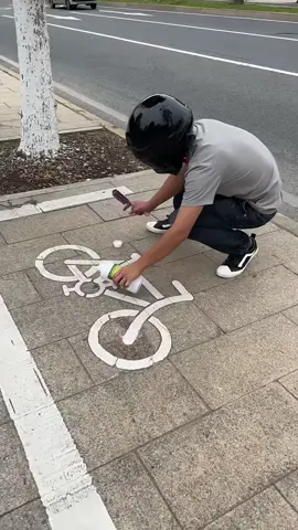 This is how the city cleans the road signs