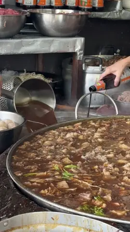 Rating Bangkok Michelin Guide Restaurants Part 2! Let’s try the famous 40 year old soup from Wattana Panich! #bangkok #food #fypシ #wattanapanich #noodles #soup #Foodie #restaurant 