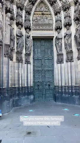 It's one of the most famous buildings in the world, do you know what it is.  #travel #traveltiktok #travellife #travelbucketlist #traveltok #traveltips #travelfun#whereisthis #whereisthis #whereami #whereaminow #travelblogger #travelbloggerlife #travelbloggervibes #travelbloggerlifestyle 