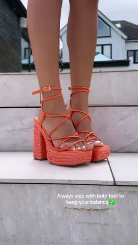 How to walk in heels down the stairs 🧡 #wakinginheels #howtowalkinheels #howto #tutorial #SIMMIGIRL 