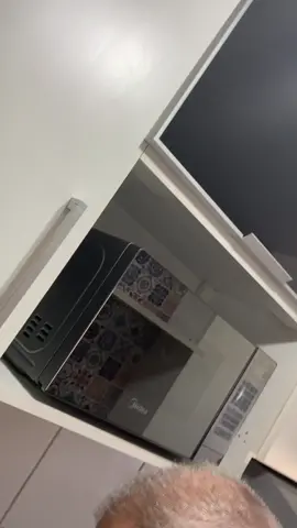 Chegou nosso microondas. Ele também é da Midea (assim como nossa lava e seca - tem vídeo aqui no perfil, vê lá) de 20 litros. O modelo é o MRAE21.  #midea #microondas #arrumação #itensdecozinha #casaorganizada #fazendoamudança #transformandoacasa #produtosdecozinha #recebidospagos #arrumandoacozinha 