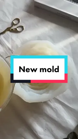 have you ever seen a bigger peony than this? 👀🥹 #peonycandle #soywaxcandleshandmade #pouringcandles #newmold #foryoupage 