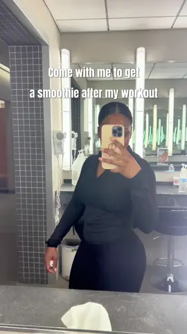 Come with me to get a smoothie after my workout ! This was honestly the best smoothie I ever had. If you dont like the taste of protein you have to order this !