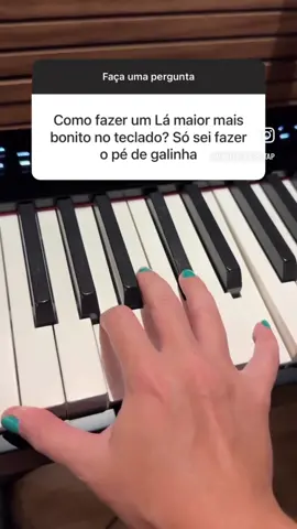 Como fazer um Lá maior mais bonito no teclado? Só sei fazer o pé de galinha Agora você vai aprender a tocar um acorde de Lá MAIOR de uma forma mais bonita e elegante mas pra que? Sendo que um Lá é um Lá? Só que não né??? A Sabe quando você escuta a música original e na cifra tem um “A” que é um Lá maior, e você vai pro teclado, faz o Lá (Tônica, terça e quinta) mas ai não parece ter a mesma sonoridade do original? Então… Aprenda agora fazer esse Lá maior que vou ensinar, pra você não precisar mais ficar tocando os acordes como se fosse um “pé de galinha”. Isso é muito importante pra quem quer tocar melhor e trazer uma sonoridade mais preenchida e diferenciada pra música.