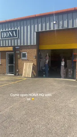 Never a boring morning opening HONA HQ to the sunshine ☀️ #hona #workmeme #homeofnailart #workjokes 