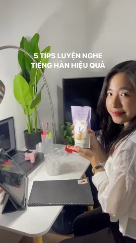 5 TIPS LUYỆN NGHE TIẾNG HÀN HAY 🇰🇷✍🏻 1) Vừa nghe vừa nói theo ngay lập tức: Đây là một phương pháp vừa nghe vừa nói liền đó mọi người. Cách này ưu điểm là có thể nghe và nói cùng một lúc được, luyện phản ứng nhanhh ​ 2) Vừa nghe vừa viết câu Cách tốt nhất để tập trung vào âm thanh và để tai mình quen với các từ & câu mới là viết lại. Này là một phương pháp đòi hỏi sự tập trung cao độ, cũng là pp Li bắt học sinh học vào mỗi lúc học nghe đó 🤣 ​ 3) Quan trọng nhất là học thuộc 🥺 Thường các bạn sẽ nghe rất rõ biểu hiện mà các bạn biết. Nếu nghe được khoảng 60-70% thôi thì vẫn có những biểu hiện hoặc hoàn cảnh quen thuộc nên có thể hiểu đại khái nội dung. Vì vậy, nếu mình học & biết nhiều biểu hiện quan trọng, khả năng nghe sẽ được cải thiện đó! 4. Luyện tập nói lại những câu mình đã nghe khi gặp bạn bè: Thật sự là cách này luôn là cách thú vị & học tự nhiên nhất rồii đó.  5. Hãy nghe mỗi ngày một ít: Hôm cần nghe nhiều cùng 1 lúc vì Li cũng nghe hổng nổi 🤣. Chia ra ngày nghe ít thôi nha, nhưng đều đặn thì lâu dần sẽ thấy mình tiến bộ hẳn ý. Chúc mng học tốttt 🇰🇷!! #study #studywithme #motivation #studymotivation #topiktest #studykorean #Vlog #dailyvlog #studykoreanwithme #studyhack #StudyTips #studyabroad #studyabroadlife #koreanstudy #LearnOnTikTok 