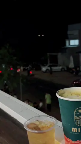 Thà rằng cô đơn vì không yêu ai, còn hơn yêu một ai đó nhưng trong lòng vẫn cô đơn #chill #tâmtrạng #cafemotminh #côđơn💔 #mint #cailậy 