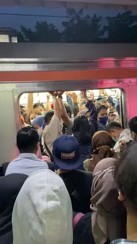 Ada lawan ? #fyp #fypシ #jakartakeras #pejuangrupiah #krlcommuterline #commuterlife #commuterline #krljabodetabek #stasiunsudirman #stasiunmanggarai #adayinmylife #daulyvlog #tiktokvlog #viral #fypdongggggggg #keretaapi #krljakarta #anakrantau #anakkost #bundacorla #jamsibuk #pulangkerja #bismillahfyp @KAI Commuter 