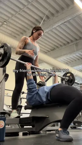 women supporting women >>>> #gympartner #benchpress #womenwholift #gymbesties 