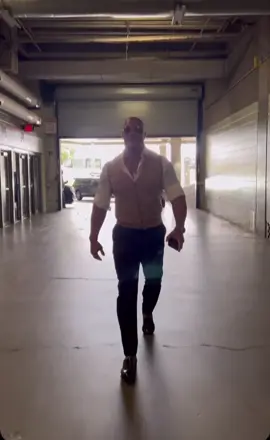 PURO ESTILO! Envia esse vídeo para aquele @ que é tão estiloso(a) quanto o #TheRock! #AdoroCinema #dwaynejohnson #dwaynetherockjohnson #adorocinema