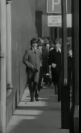 George Harrison terjatuh saat dikejar beatlemania.#thebeatles #videolucu 