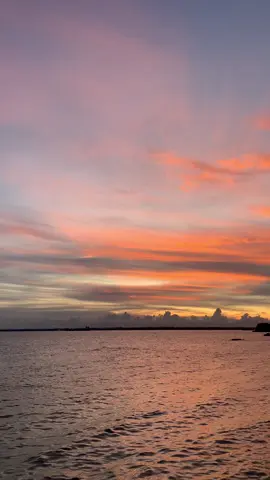 The sunset is beautiful isn’t it?  #sunsetvibes #lonelinesss #putriariani #fypシ 