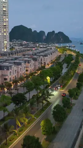 Hạ Long thật tuyệt vời. Ước mỗi buổi chiều được đi dạo đường bao biển với người yêu. #halong #quangninh #baichay #halongcity 
