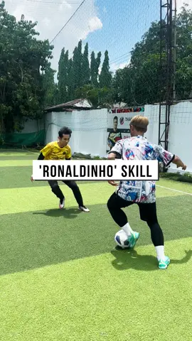 Múa skill của Ronaldinho dễ hay khó? Cùng @kienmessi12 tập luyện 'Elastico' nhé. #thanhhungfutsal #giaydabongchinhhang #huongdan #ronaldinho #skill #elastico #kienmessi