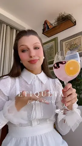 Etiqueta do gin & tônica ✨ Você já conhecia o modo elegante de se segurar uma taça de gin? #etiqueta #ginetonica #elegantlady 
