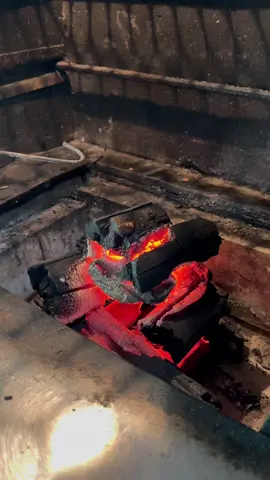 O primeiro passo do #churrasco bom é saber fazer uma boa brasa. Vem aprender a fazer um fogo do jeito certo e sem esforço 🔥🔥🔥