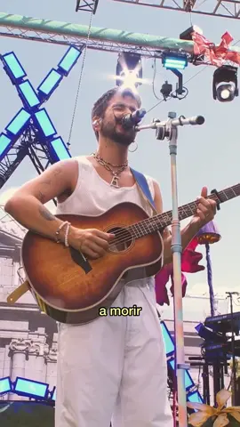 La mejor parte de girar es ver desde arriba del escenario la cara de la gente mientras te cantan tus canciones de vuelta, contándote lo que significaron esas canciones en sus vidas. La Tribu ha sido siempre la verdadera dueña de todas estas canciones! Hoy les entrego mi álbum De Adentro Pa Afuera Deluxe Version, con versiones en vivo de esas canciones que han significado tanto en mi vida y en la de ustedes!! CON SUS VOCES!  Esta canción justamente es De Adentro Pa Afuera, una historia del viaje que hay de la cabeza al corazón! VAYAN A ESCUCHAR EL ÁLBUM EN TODAS LAS PLATAFORMAS DIGITALES 💿  Link en mi Bio.
