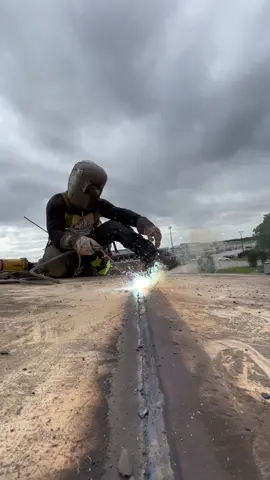 Burnin some rods on the roof earlier this week 👨🏽‍🏭🔥 #7024 #jetrod #7024jetrod #weld #welder #ilove #welding #tank #tankie #tanke #tankie #tankwelding #roof #sheets #tankwelder #ironcat #lincolnelectric #lincolnelectricwelding #dewalt #ariat #ariatworkboots #chillin #goodvibes #goodvibesonly 