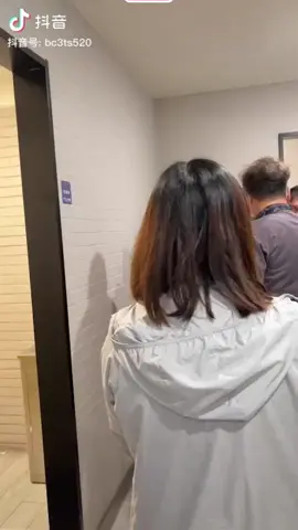 男扮女裝進女廁所偷拍被抓到！