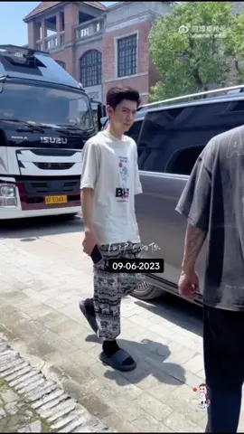 เลิกงานแล้ว เกงช้างมาอีกแล้วค่ะช่วงนี้ใส่บ่อยจริงๆ คิดถึงไทยแลนด์ใช่ไหมครับ กลับมาอีกได้นะ #เฉินเจ๋อหย่วน #陈哲远chenzheyuan #fypシ゚viral 
