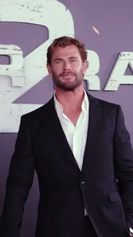 Back on the #RedCarpet ❤️‍🔥 Chris Hemsworth bei der Premiere von 