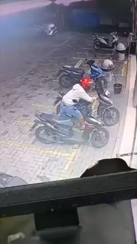 Kejadian pagi ini jam 4 di Alfamidi Nusantara Depok Beji pencurian sepeda motor terekam cctv.