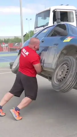 Antonio Bueno es capaz de arrastrar un camión, volcar un coche o levantar una pesa de 102 kg con una mano. El 'Hulk de Chauchina' ha sido el hombre más fuerte de España durante 7 años y reta a quien intente superarlo: 