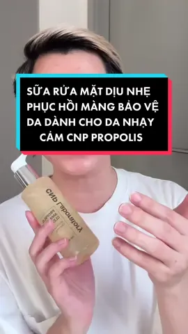 Lên sóng cho cả nhà 1 em srm siêu dịu nhẹ êm ái dành cho những làn da nhạy cảm vô cùng nhạy cảm hoặc đang bong tróc nóng rát do treatment nhé! SRM Keo Ong của CNP nha ông thần phục hồi bà chúa làm dịu tổng tư lệnh giảm kích ứng :)))) Và again, đây là LẦN ĐẦU TIÊN mình rv 1 em srm dành cho da khô - nhạy cảm nên bớt vào cmt kiểu 