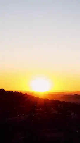 Quando a arte e o artista se encontram no rolê pós maratona a visão é mais ou menos assim. 🌇 #esporte #saude #corredores #corrida #Running #fy #sneakers #snkrs #tenisdecorrida