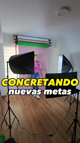 Las metas y los sueños requieren trabajo y esfuerzo, soñaba con este espacio y hoy ya es una realidad 😍 Lo armé con mi madre hermosa 🥰 quien además de ayudarme de inicio a fin, me grabó con mucha paciencia. Toda una mañana armando el estudio que esta listo para estrenar 📸  y que podrás conocer si participas del sorteo de una sesión de fotos si escribes 