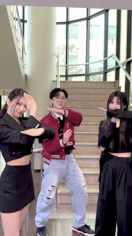 빛깔 뻔쩍해 class는 특🌟 이게 나야🤩 #menow #새롬 #SAEROM #하영 #HAYOUNG with #StrayKids #창빈 #Changbin @Stray Kids   #fromis_9 #프로미스나인 #flover 