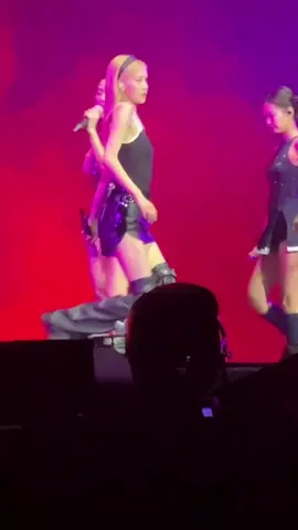 Blackpink Jisoo revenge push/touch on Jennie at DDU DU DDU DU 😂 #bornpink #blackpink #Jisoo #Jennie #foryou 
