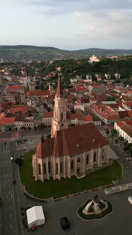 Experience the stunning Saint Michael Church in Cluj-Napoca's Unirii Square like never before! 🚁✨ Witness the mesmerizing aerial view of this architectural marvel, immersing yourself in its captivating beauty. 🎥🌟 #DroneAdventure #ClujNapoca #UniriiSquare #SaintMichaelChurch #Romania