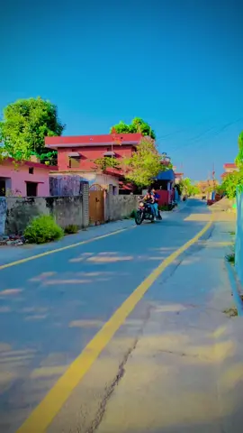 Repost 🤜 kya darai darai basnu vako ma sng bike ma 😀 solti soltina chale anganaa 😆🤟 @Roshan 