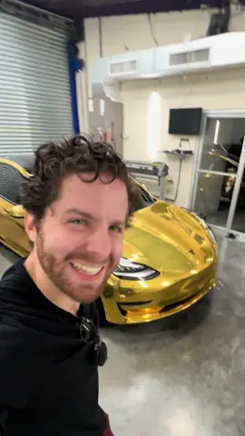 Les presento el #Tesla Bajo Perfil 😎 #model3 #Dubai #bling #gold 