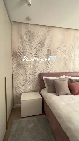 Un dormitor de poveste pentru o tanara beneficiara, o atmosfera boema si feminina. #bedroomdesign #bedroomfurniture #interiordesign #femininedesign #powderpink #interiordesign #homedesign #bedroom #pink #wallpaper #palmwallpaper #cozybedroom #moderndesign 
