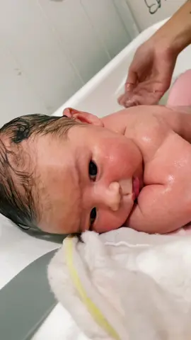 Mamãe não aguenta tanta fofura 🥹😍  #maternidade #fofuradodia #maeefilha #recemnascido #bebe #bebesnotiktok 