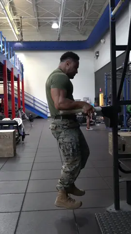 This movement is almost impossible 😮‍💨 The core strength required here is no joke.  The goal is maintain your body as straight as you can while stepping forward and back.  But as you can see it’s impossible to stay straight the entire time. Haha Give this a try #corestrength #workoutchallenge #challenge #gymaddict #challengeaccepted #step #military #marinecorps #armedforces #supportmilitarymuscle 